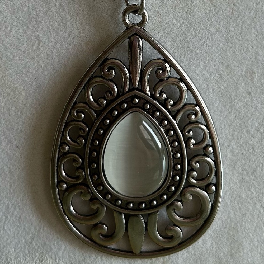 💎🆕White Paparazzi Necklace - Picture 2 of 2